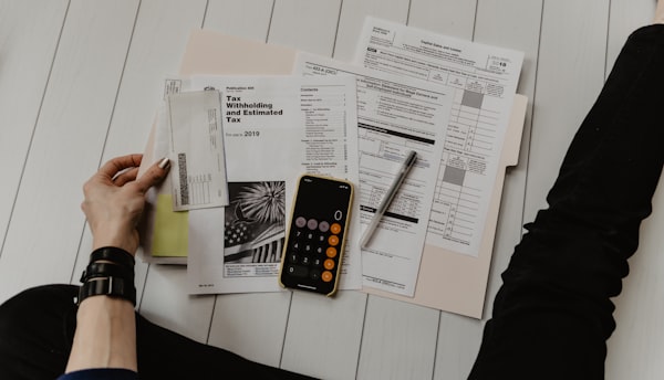 Calculadora y cifras impresas utilizadas para verificar datos empresariales