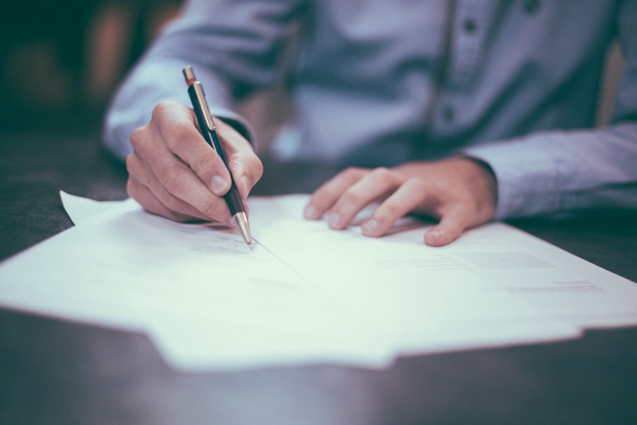 Cuaderno y bolígrafo utilizados para notas de investigación sobre la empresa